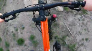 Ormanda bisiklet süren orta yaşlı bir kadın.