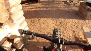 Finlandiya 'nın güzel göl kıyısına bisikletle gitmek