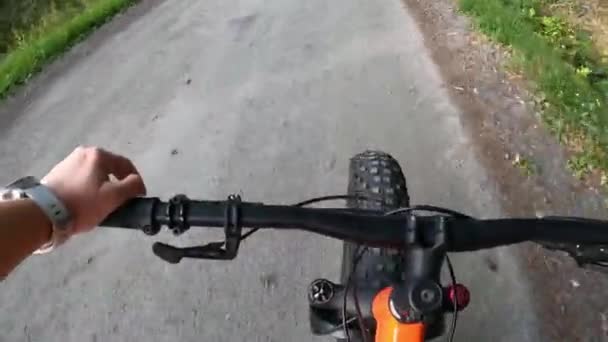 Mujer Mediana Edad Bicicleta Naturaleza — Vídeos de Stock