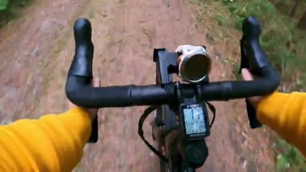 Жінка Середнього Віку Гравій Їзда Велосипеді Сільській Місцевості — стокове відео