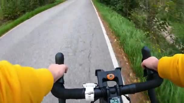 Жінка Середнього Віку Насолоджується Відкритому Повітрі Гравійним Велосипедом — стокове відео