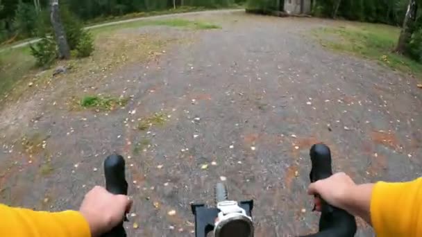 Μεσήλικη Γυναίκα Χαλίκι Ποδηλασία Στην Ύπαιθρο — Αρχείο Βίντεο