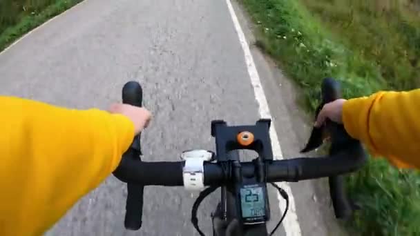 Mujer Mediana Edad Disfrutando Del Aire Libre Con Una Bicicleta — Vídeos de Stock