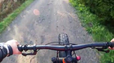 Doğada şişman bir bisiklet süren orta yaşlı bir kadın. 