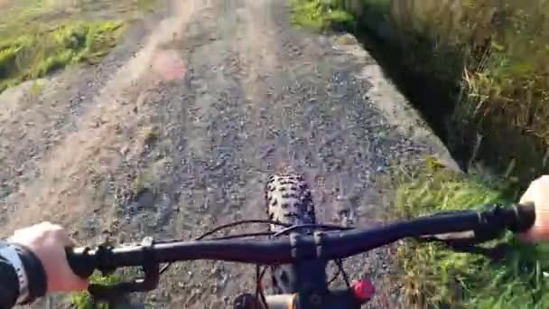 Kobieta Średnim Wieku Jeździ Rowerze Grubą Oponą Łonie Natury — Wideo stockowe