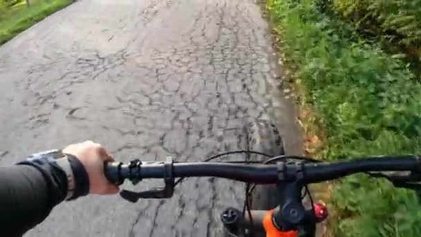 Mujer Mediana Edad Montando Una Bicicleta Soleado Camino Rural — Vídeos de Stock