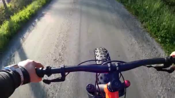 Женщина Средних Лет Велосипеде Жирной Шиной Природе — стоковое видео