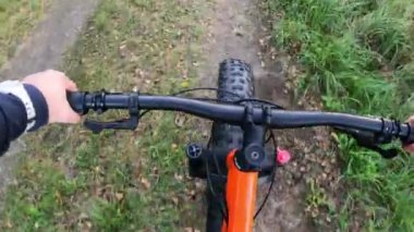 Ormanda bisiklet sürüyorum.