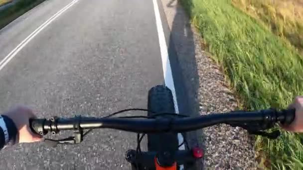 Kobieta Średnim Wieku Jadąca Rowerze Poboczu Drogi — Wideo stockowe