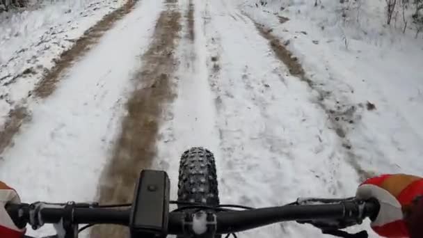 Ciclismo Nieve Con Una Bicicleta Gorda — Vídeo de stock