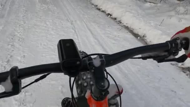 Ciclismo Nieve Con Una Bicicleta Gorda — Vídeo de stock