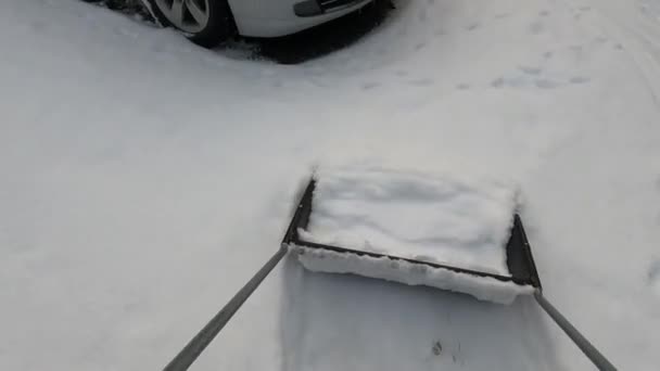 Sacando Nieve Del Patio Con Una Cucharada Nieve — Vídeo de stock