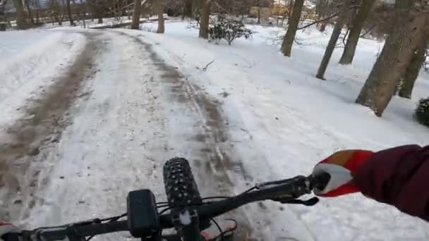 在雪地里骑着一辆肥大的自行车 — 图库视频影像