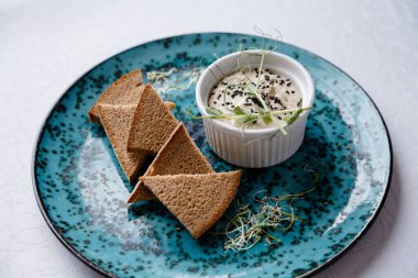 Bir kase domates çorbası, üstü siyah arka planda meze eti, keto diyet yemeği. Yüksek kalite fotoğraf