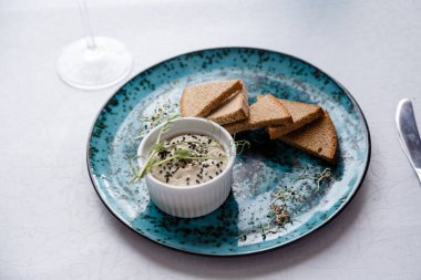 Müsli ile kahvaltı, çilek salatası, taze meyve, portakal suyu, beyaz arka planda fındık. Sağlıklı gıda konsepti. Düz yerde, üst tarafta. Yüksek kalite fotoğraf