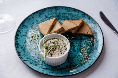 Müsli ile kahvaltı, çilek salatası, taze meyve, portakal suyu, beyaz arka planda fındık. Sağlıklı gıda konsepti. Düz yerde, üst tarafta. Yüksek kalite fotoğraf