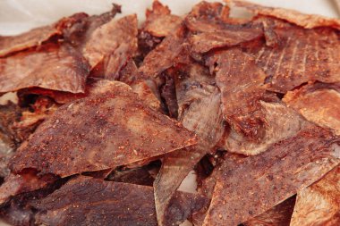 Çerçevelenmiş eti yakın plan yap. Küçük, ince parçalar üçgenlere bölünmüş.