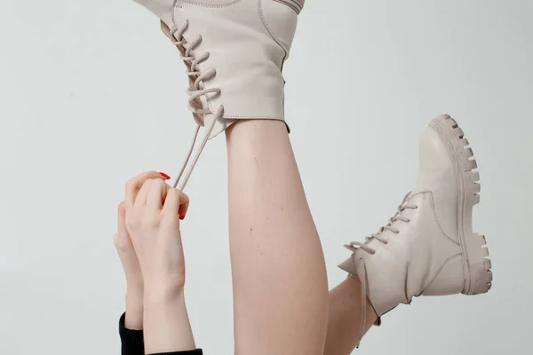 Mulher Sapatos Couro Preto Nova Coleção Fundo Branco Meninas Pernas — Fotografia de Stock