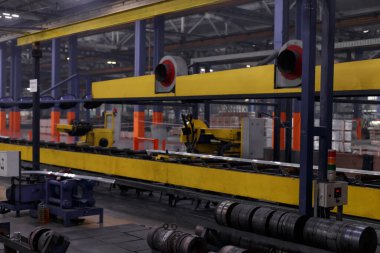 İç mekan, fabrikadaki modern ekipman, deneysel ekipman. Metalle çalış