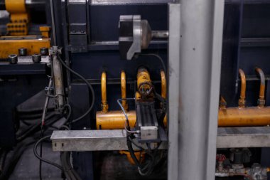 İç mekan, fabrikadaki modern ekipman, deneysel ekipman. Metalle çalış