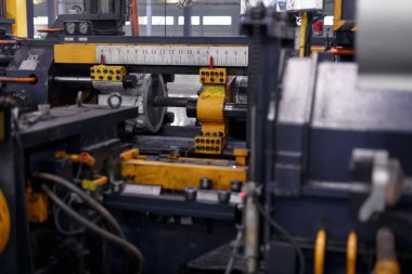 İç mekan, fabrikadaki modern ekipman, deneysel ekipman. Metalle çalış
