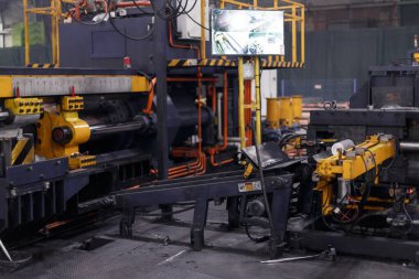 İç mekan, fabrikadaki modern ekipman, deneysel ekipman. Metalle çalış