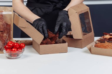 Neşeli mutlu anne yemek pişirirken domates kesiyor ve gülümseyen kızıyla evde annesini beslerken konuşuyor. Aile, aşçı ve insanlar konsepti. Yüksek kalite fotoğraf