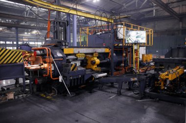 İç mekan, fabrikadaki modern ekipman, deneysel ekipman. Metalle çalış