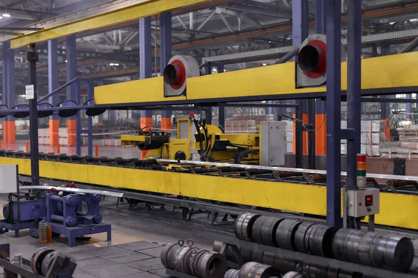 Ciężka Inżynieria Przemysłu Wnętrze Fabryki Robotnikiem Przemysłowym Pomocą Szlifierki Kątowej — Zdjęcie stockowe