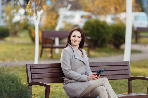 Kobieta Siedząca Trawie Parku Pracująca Laptopie Kobieta Nosząca Słuchawki Pomocą — Zdjęcie stockowe