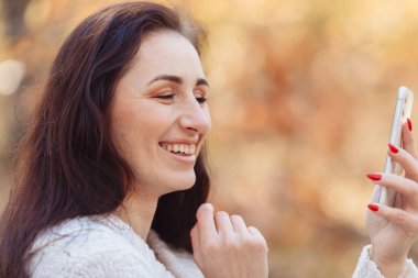 Büyük düşün. Hayallerinin peşinden koştuğun için gülümseyen kadın kartı. Yüksek kalite fotoğraf