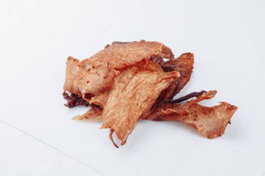 Kuru yaşlı bir adamın barbekü restoranında servis edilmek üzere kurutulmuş bifteği dikkatlice dilimlerken yakın plan çekimi. Beyaz bir arka planda. Yüksek kalite fotoğraf