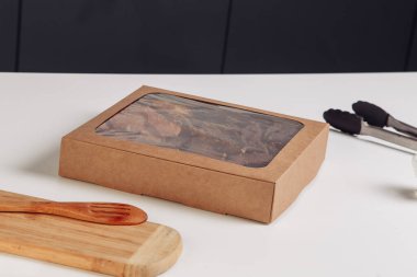 Yiyecek, içecek ve teslimat için çevre dostu karton ambalaj, geri dönüşümlü ambalaj. Yüksek kalite fotoğraf