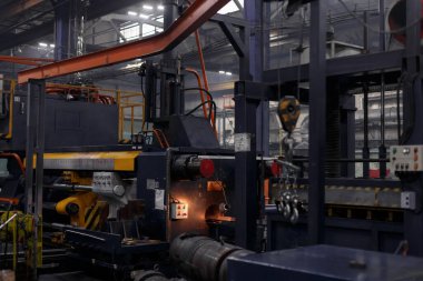 İç mekan, fabrikadaki modern ekipman, deneysel ekipman. Metalle çalış