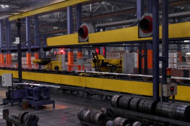 İç mekan, fabrikadaki modern ekipman, deneysel ekipman. Metalle çalış