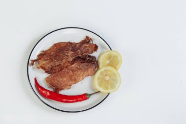 Bir adam kurutulmuş eti siyah eldivenlerle karton kutulara koyar. Yüksek kalite fotoğraf