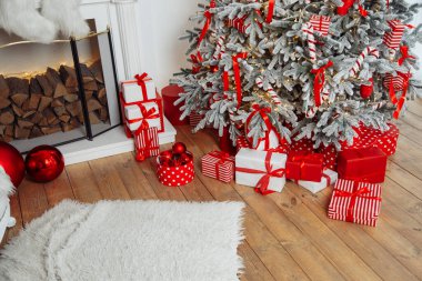 Odadaki köknar ağacının yanında yerde duran güzel Noel hediye kutuları. Yüksek kalite fotoğraf