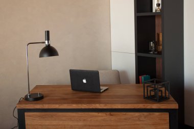 Tropikal bölgelerde ağaçtan sandalyeler ve masalar. Yeşilliklerin arasında. Kafe ya da dinlenme yerinin dışı. Yüksek kalite fotoğraf