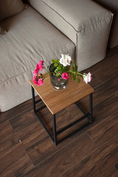 Mesa Madeira Shabby Com Cadeiras Vaso Localizado Perto Sofá Confortável — Fotografia de Stock