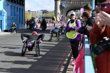 Londra-APRIL 13: 13 Nisan 2024 'te Londra Maratonu, İngiltere, Londra' da. Maraton yıllık bir etkinliktir..