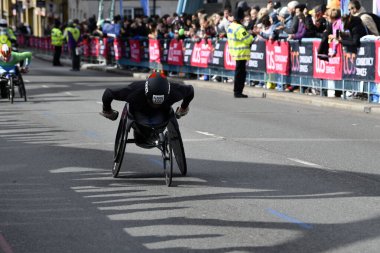 Londra-APRIL 13: 13 Nisan 2024 'te Londra Maratonu, İngiltere, Londra' da. Maraton yıllık bir etkinliktir..