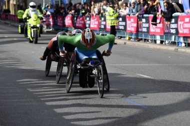 Londra-APRIL 13: 13 Nisan 2024 'te Londra Maratonu, İngiltere, Londra' da. Maraton yıllık bir etkinliktir..