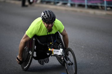 Londra-APRIL 13: 13 Nisan 2024 'te Londra Maratonu, İngiltere, Londra' da. Maraton yıllık bir etkinliktir..