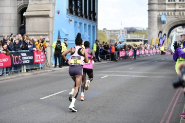 Londra-APRIL 13: 13 Nisan 2024 'te Londra Maratonu, İngiltere, Londra' da. Maraton yıllık bir etkinliktir..