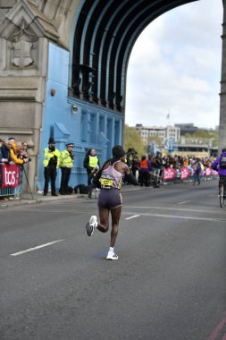 Londra-APRIL 13: 13 Nisan 2024 'te Londra Maratonu, İngiltere, Londra' da. Maraton yıllık bir etkinliktir..