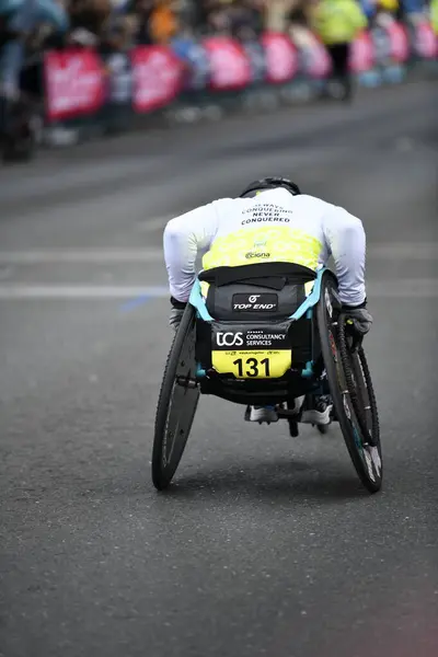 Londra-APRIL 13: 13 Nisan 2024 'te Londra Maratonu, İngiltere, Londra' da. Maraton yıllık bir etkinliktir..