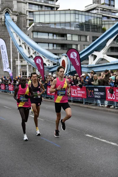 Londra-APRIL 13: 13 Nisan 2024 'te Londra Maratonu, İngiltere, Londra' da. Maraton yıllık bir etkinliktir..
