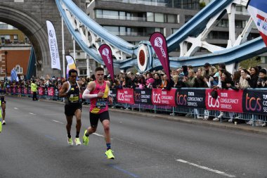 Londra-APRIL 13: 13 Nisan 2024 'te Londra Maratonu, İngiltere, Londra' da. Maraton yıllık bir etkinliktir..