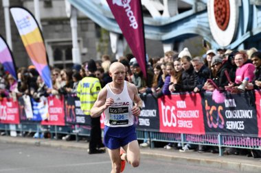 Londra-APRIL 13: 13 Nisan 2024 'te Londra Maratonu, İngiltere, Londra' da. Maraton yıllık bir etkinliktir..