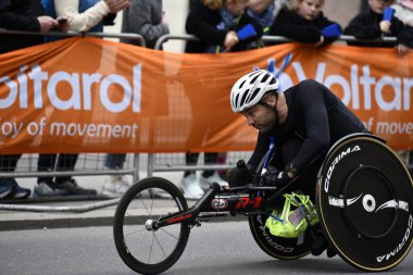 Londra-APRIL 13: 13 Nisan 2024 'te Londra Maratonu, İngiltere, Londra' da. Maraton yıllık bir etkinliktir..